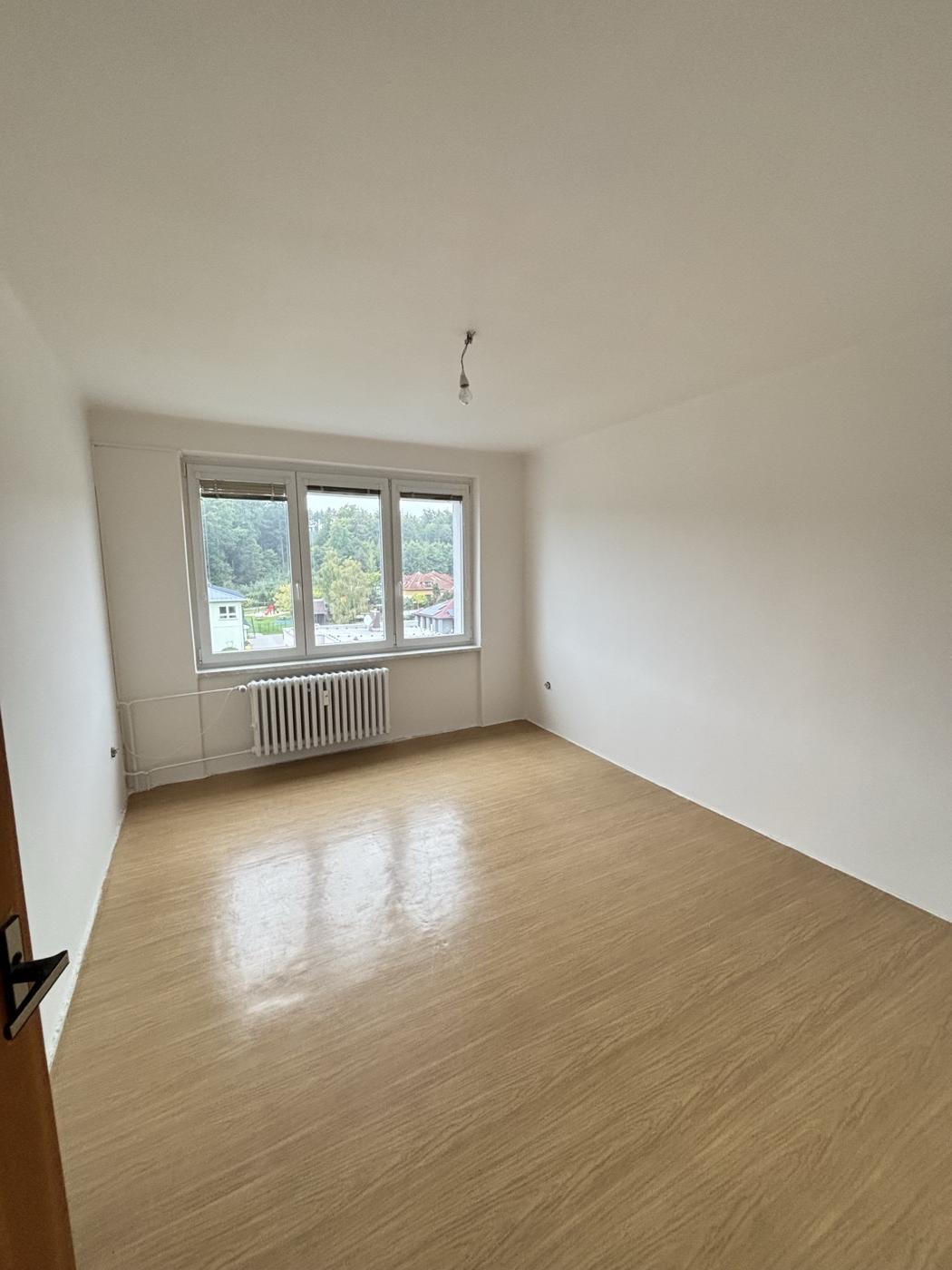 Malování obývacího pokoje - světlé stěny, byt Brno